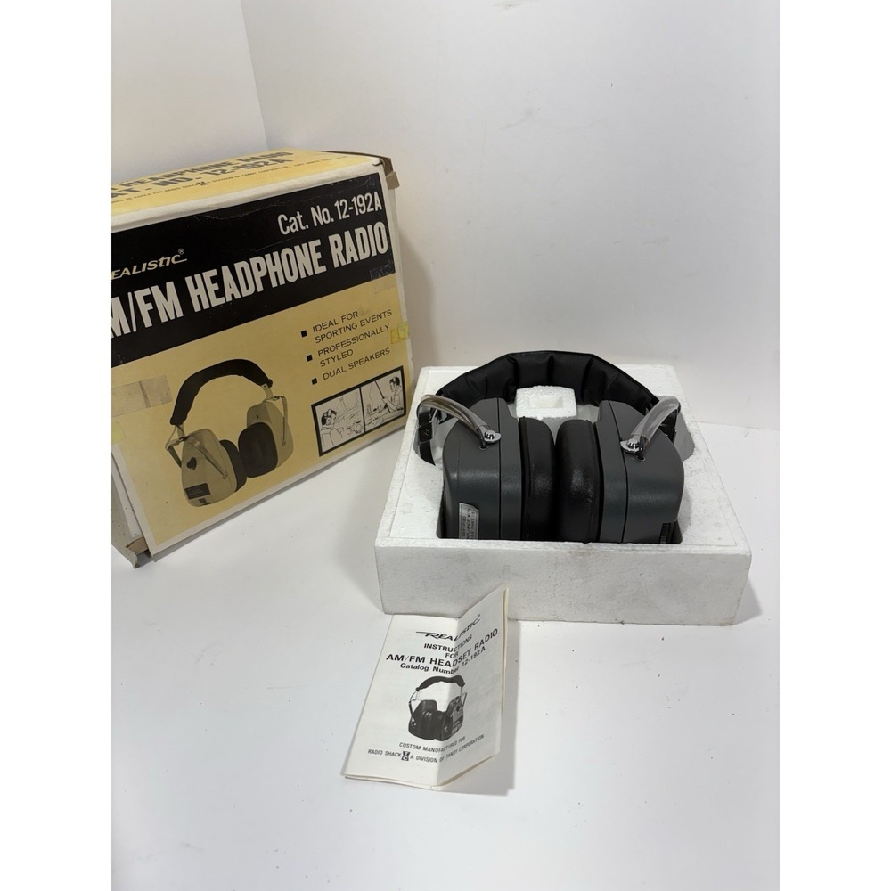Vintage Realistic‎ Twin Speaker AM/FM Headphone Radio. Model 12-192A w/Box
